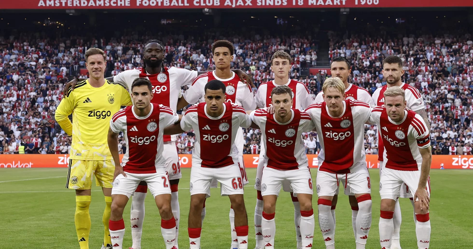Jugadores de Ajax posando antes del partido