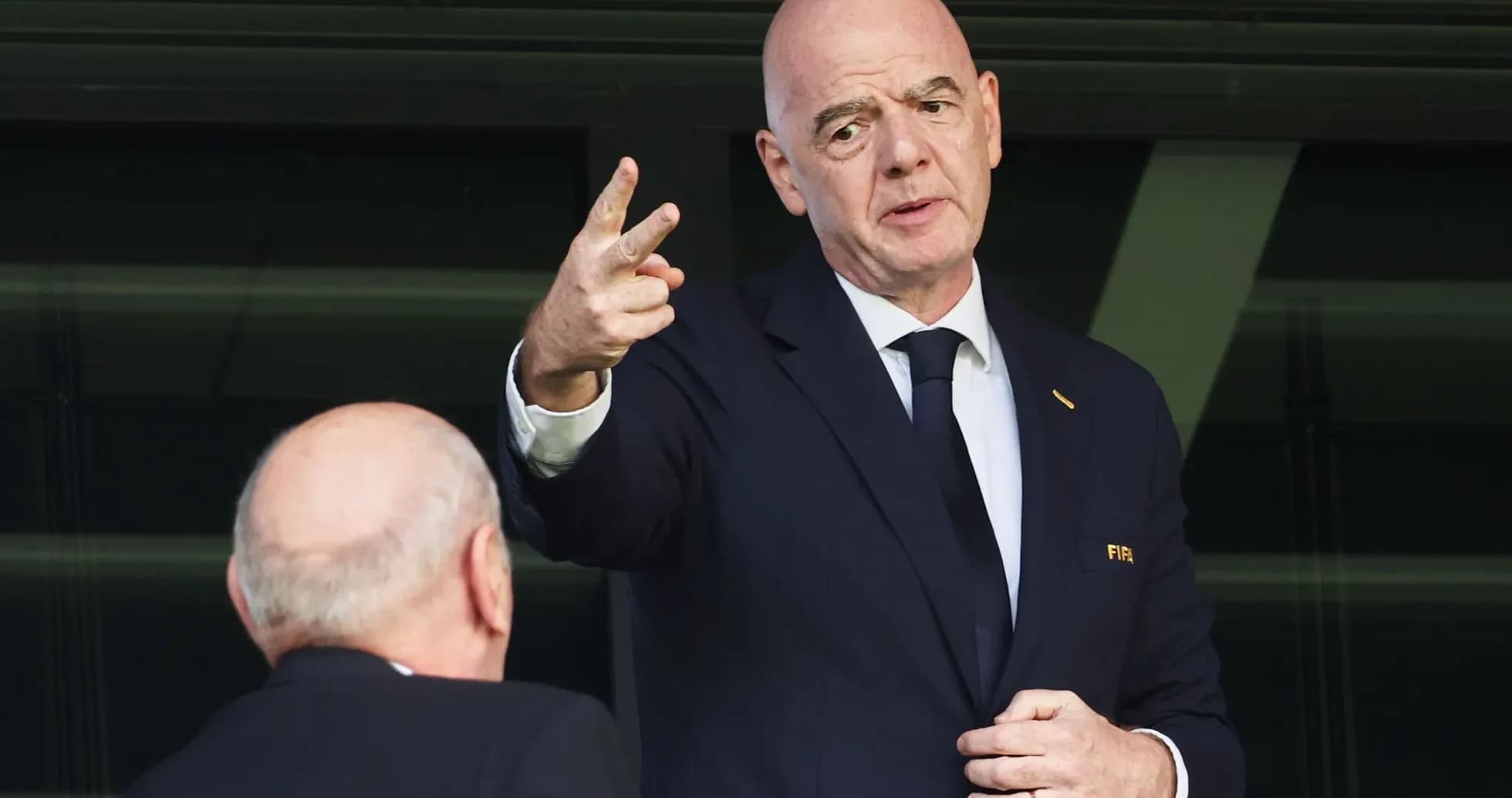 Gianni Infantino hablando en un palco