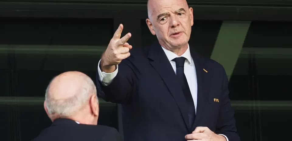 Gianni Infantino hablando en un palco