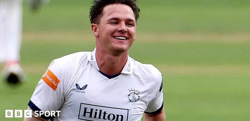 Jugador de cricket sonriendo en el campo de juego