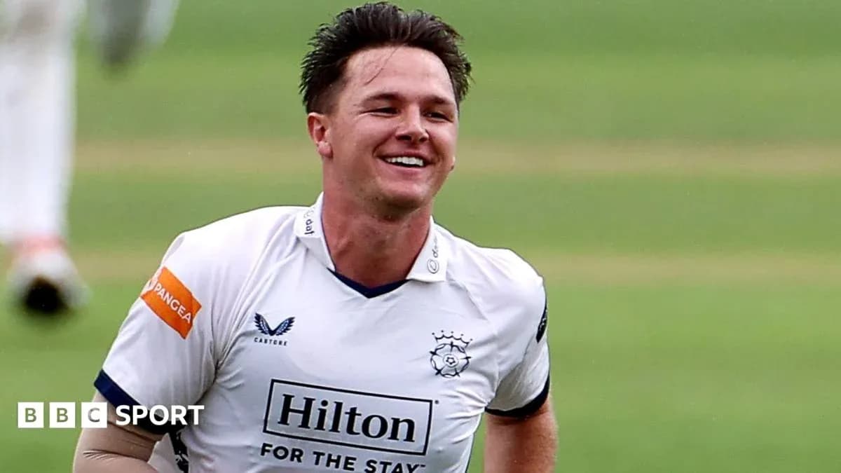 Jugador de cricket sonriendo en el campo de juego