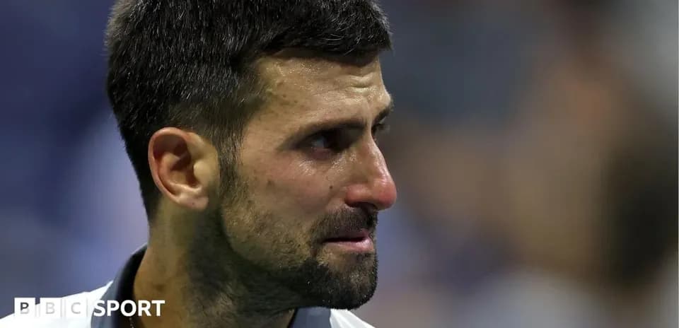 Novak Djokovic con lágrimas en su rostro durante partido