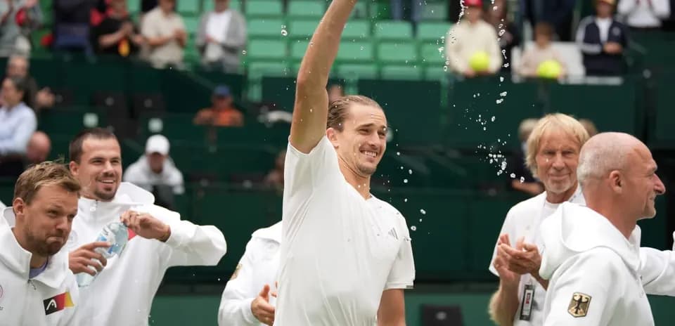 Jugador celebrando mientras lanza agua con botella