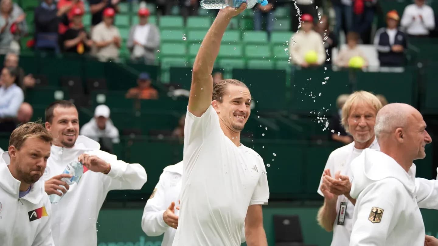 Jugador celebrando mientras lanza agua con botella