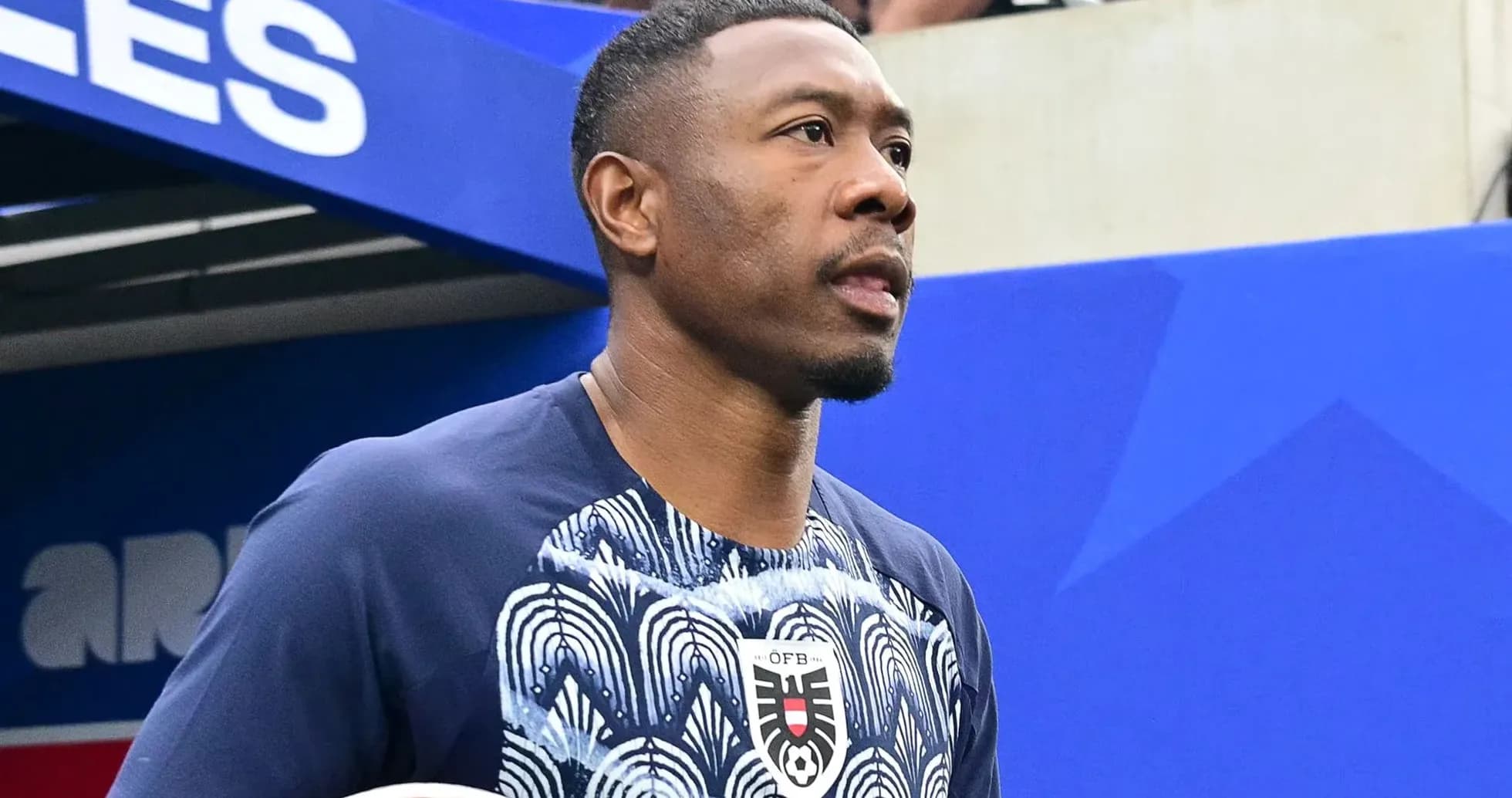 Jugador ingresando al campo con balón en mano