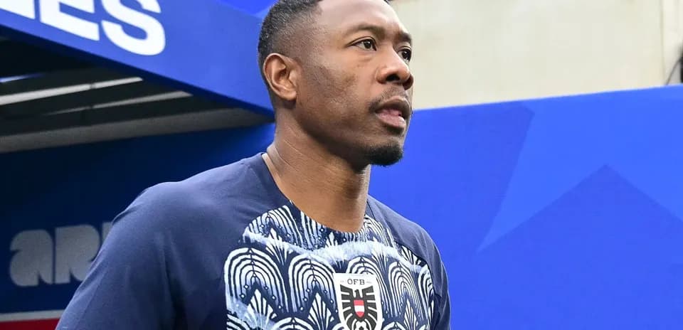 Jugador ingresando al campo con balón en mano