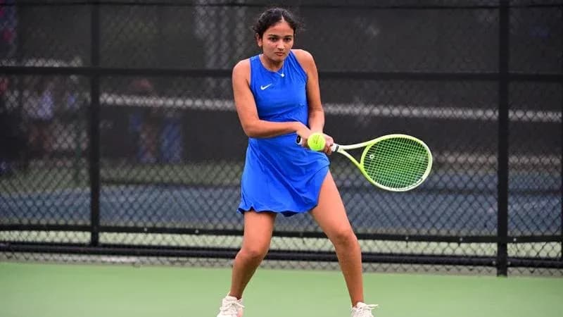 Jugadora de tenis en acción golpeando la pelota