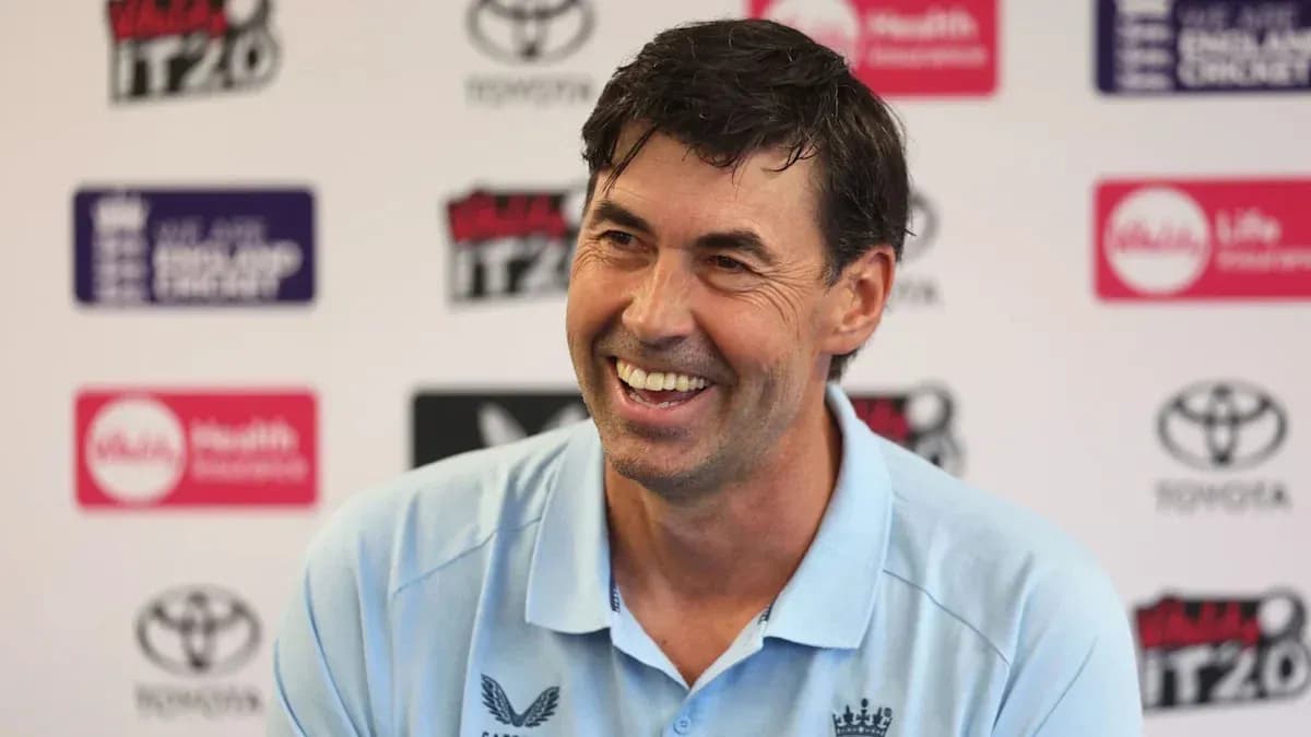 Entrenador sonriendo durante una rueda de prensa