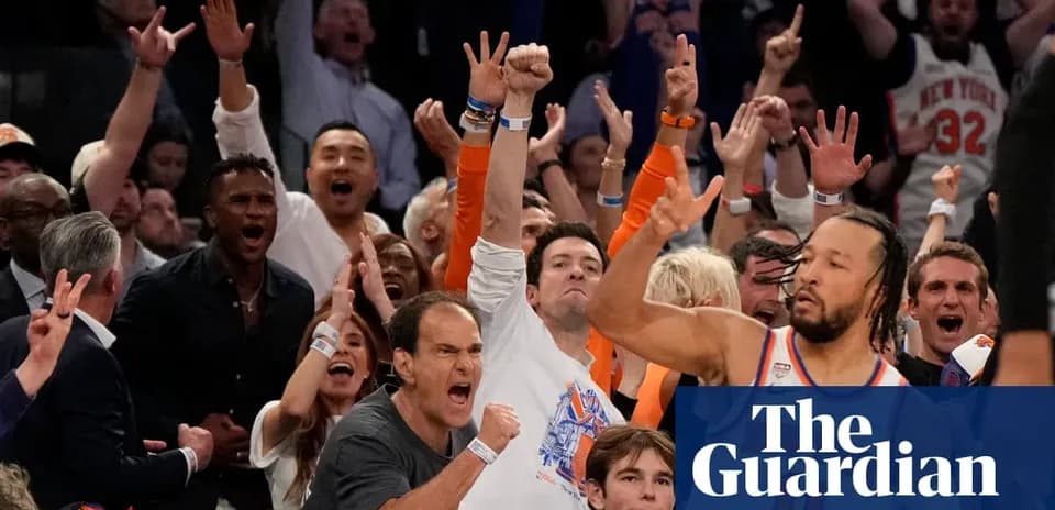 Aficionados animando en partido de baloncesto