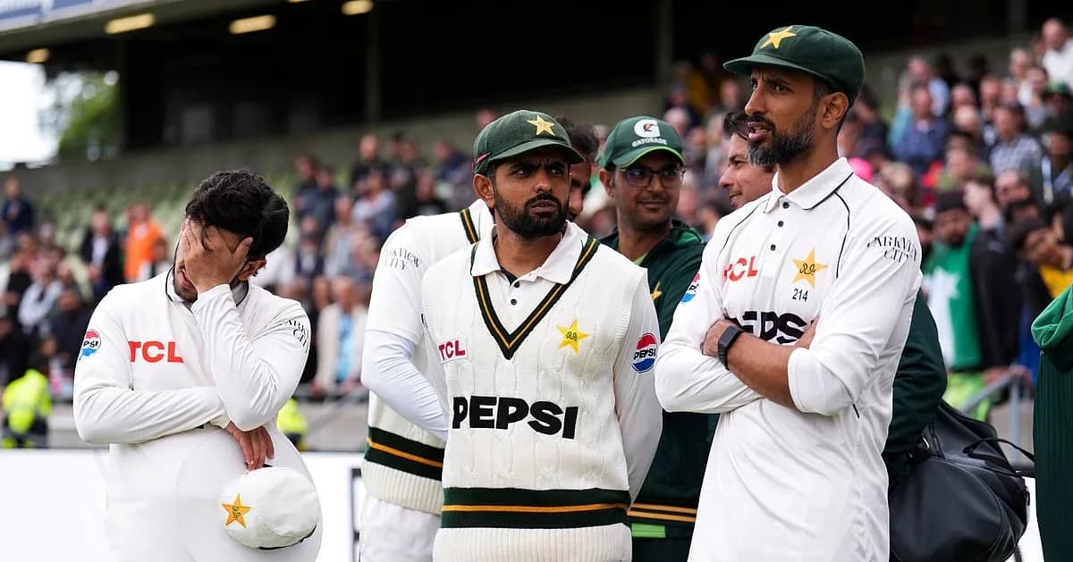 Jugadores de críquet de Pakistán en el campo