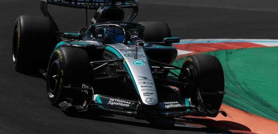 Coche de Fórmula 1 de Mercedes en curva