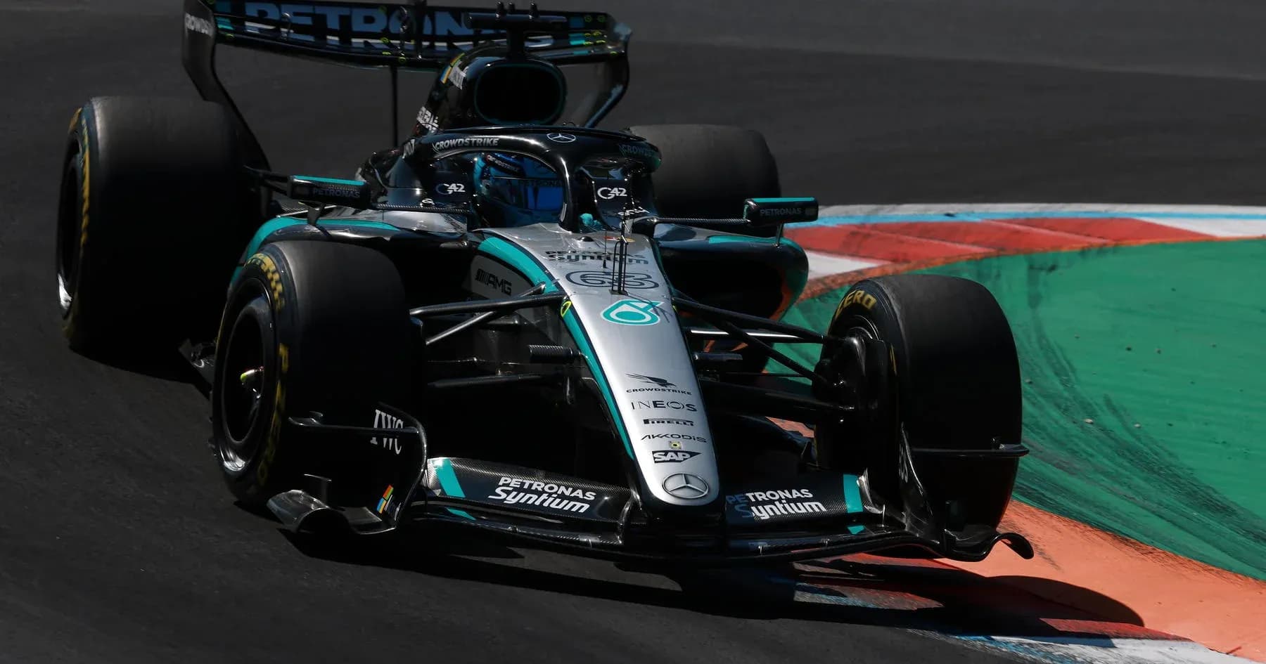 Coche de Fórmula 1 de Mercedes en curva