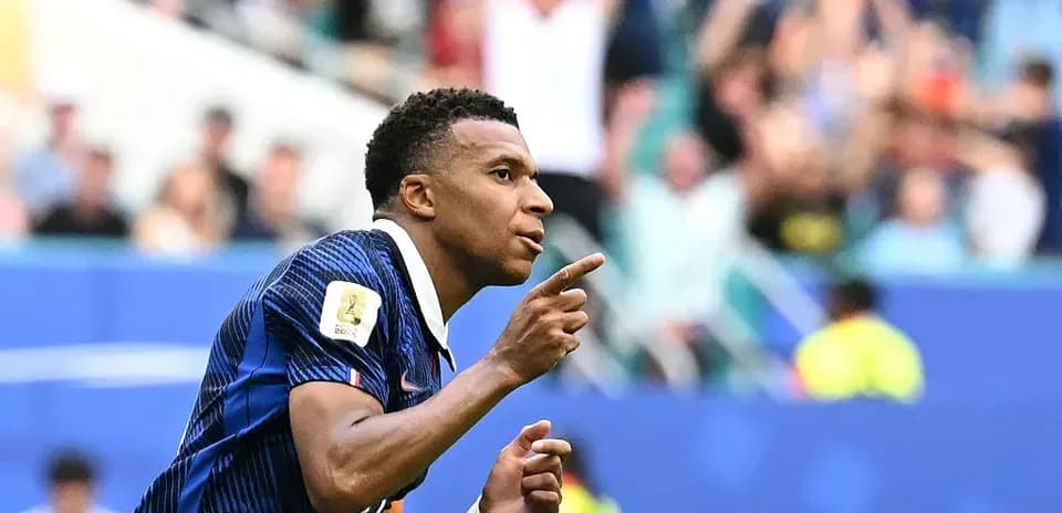 Jugador señalando tras anotar un gol en partido