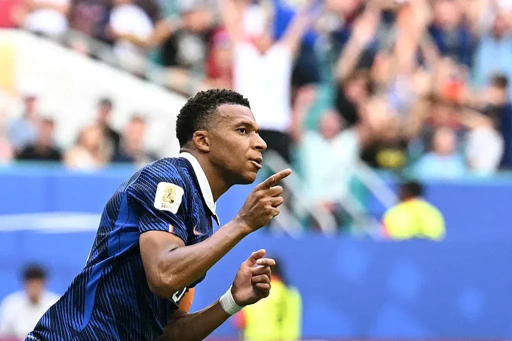 Jugador señalando tras anotar un gol en partido Jugador señalando tras anotar un gol en partido