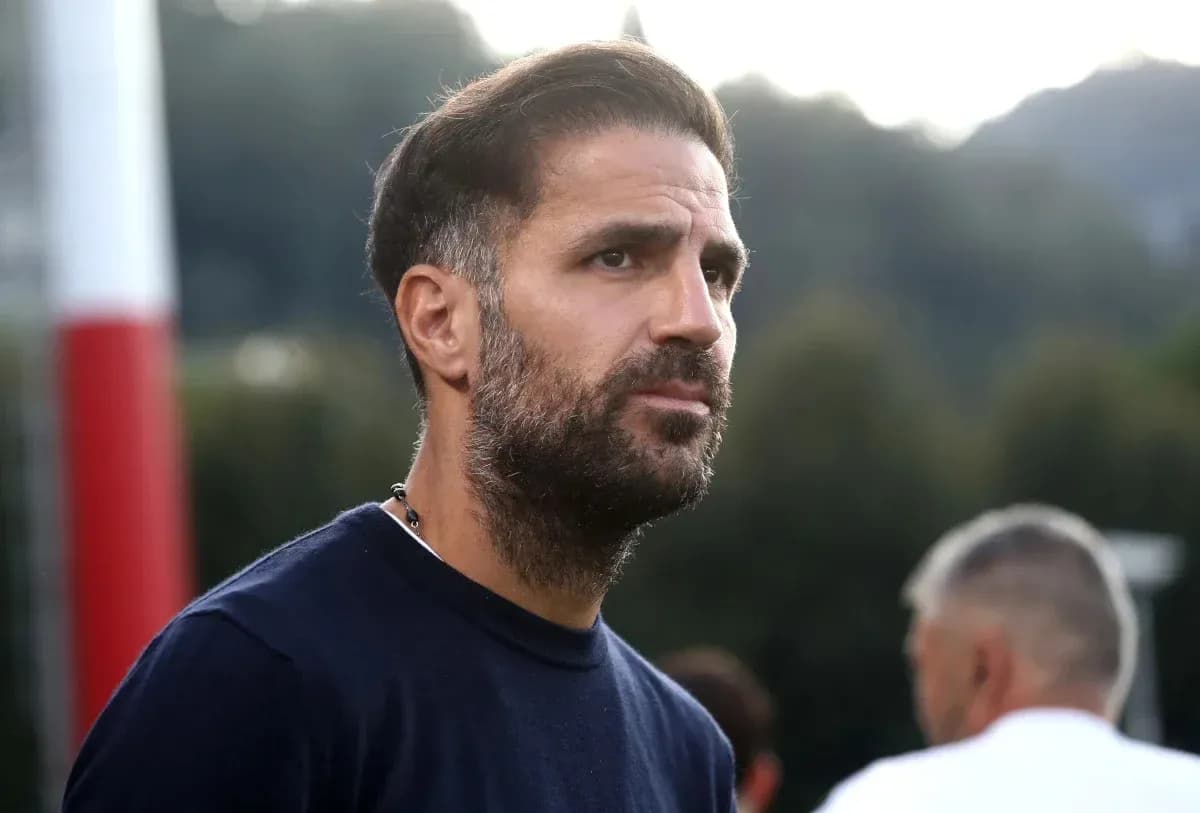 Hombre con barba observando en un campo de entrenamiento