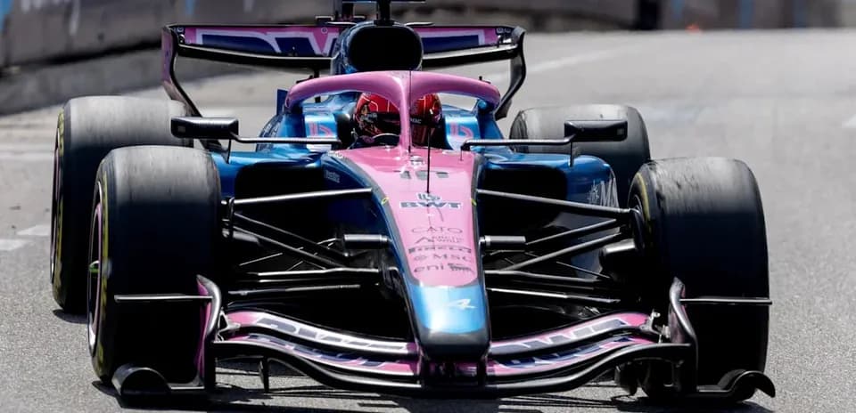 Coche de Fórmula 1 en la pista de carrera
