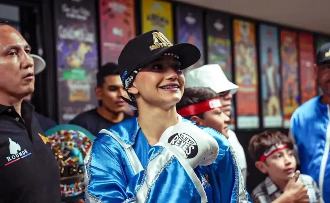 Boxeadora sonriente con guantes en vestidor