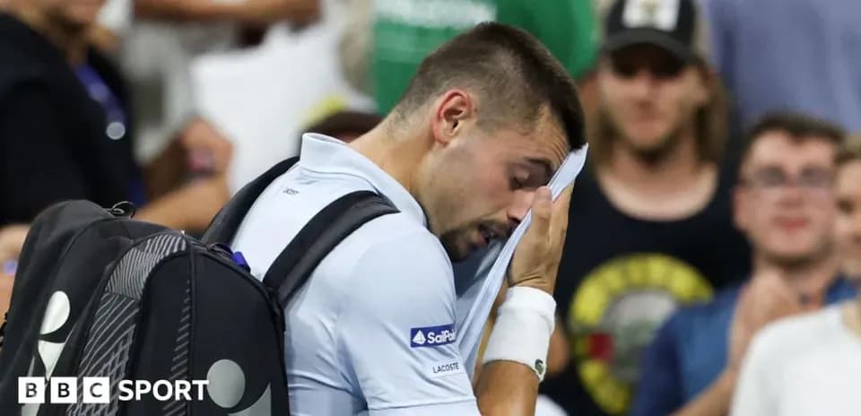 Jugador secándose la cara con una toalla durante partido