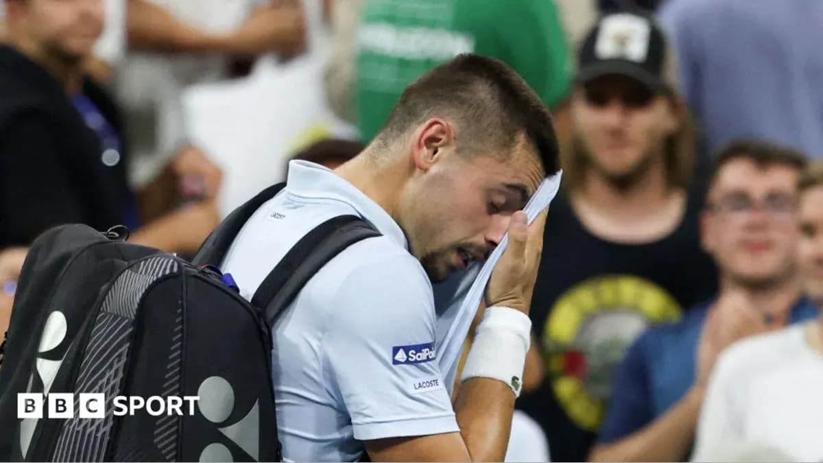 Jugador secándose la cara con una toalla durante partido