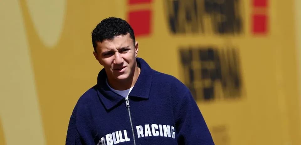 Joven con chaqueta de Red Bull Racing en el paddock