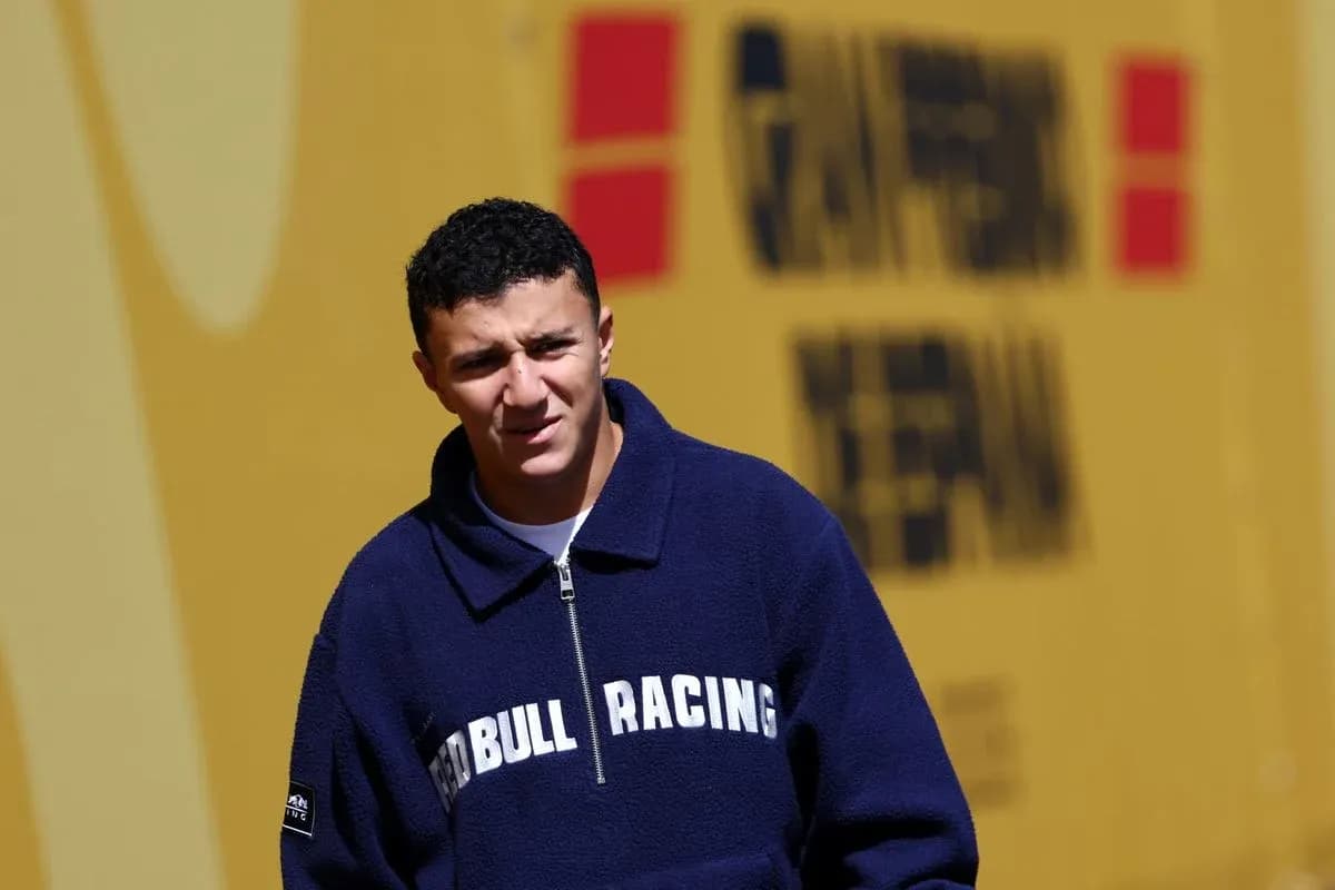 Joven con chaqueta de Red Bull Racing en el paddock