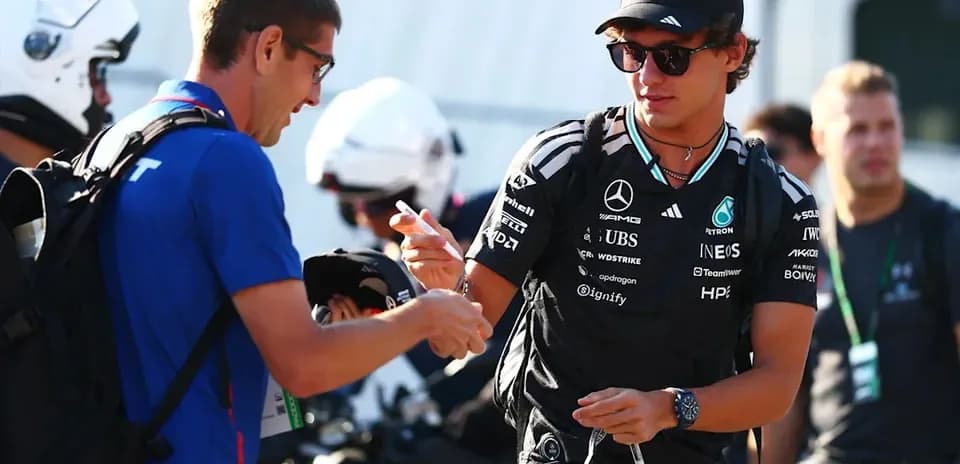 Piloto firmando autógrafos en el paddock de F1