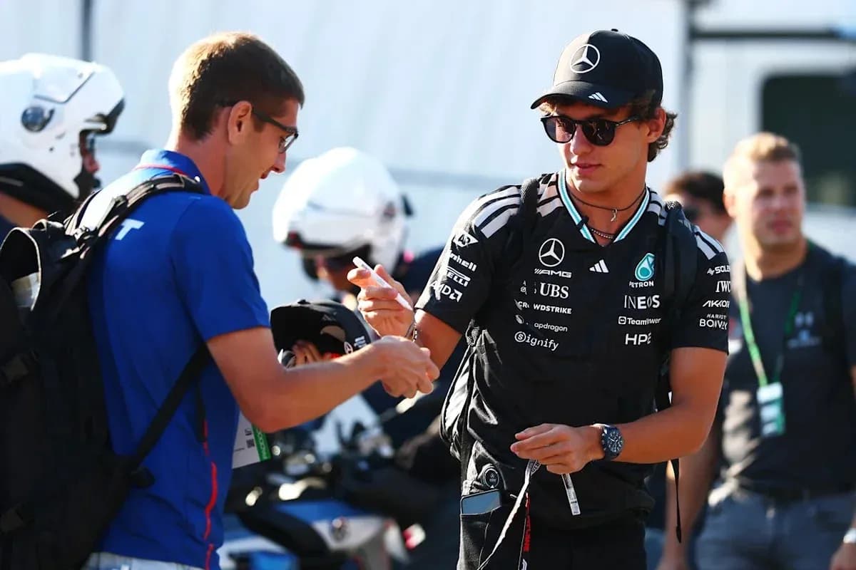 Piloto firmando autógrafos en el paddock de F1
