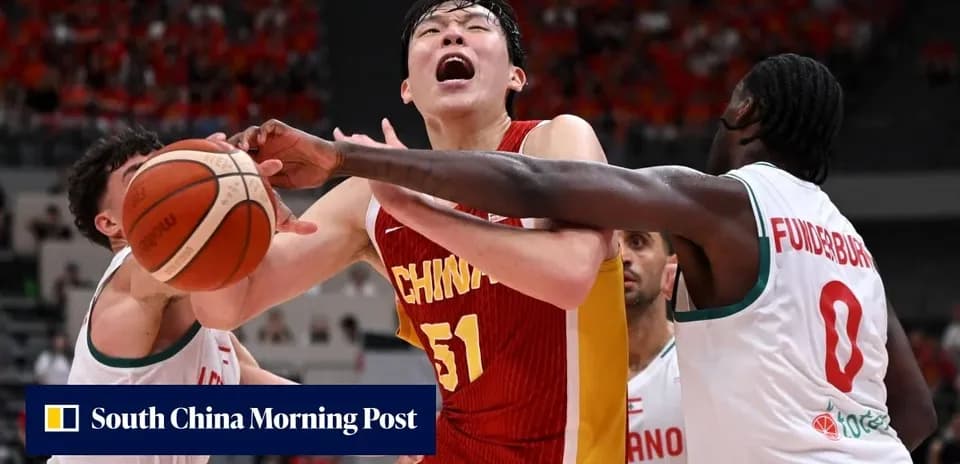 Jugador de baloncesto chino en acción contra oponentes