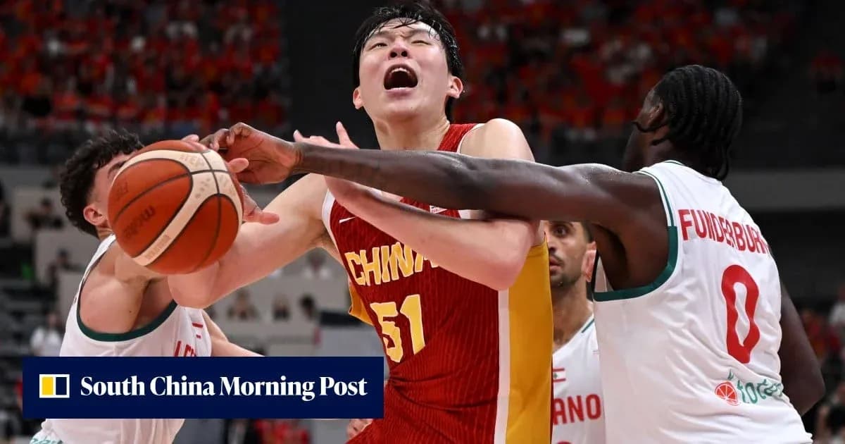 Jugador de baloncesto chino en acción contra oponentes Jugador de baloncesto chino en acción contra oponentes