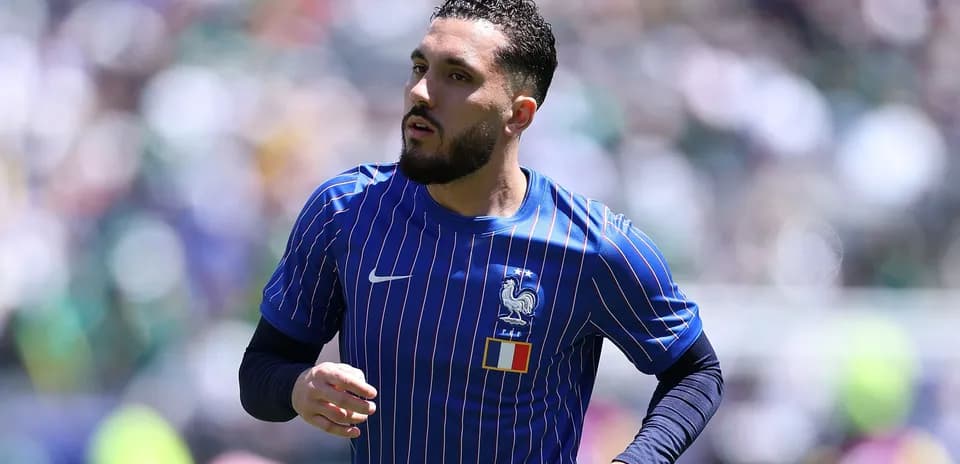Jugador de Francia corriendo en el campo de fútbol