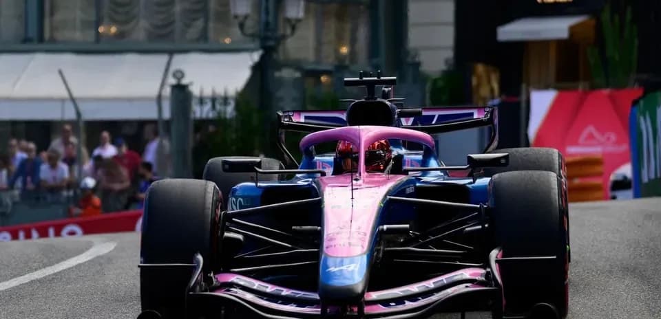 Coche de Fórmula 1 compitiendo en circuito urbano