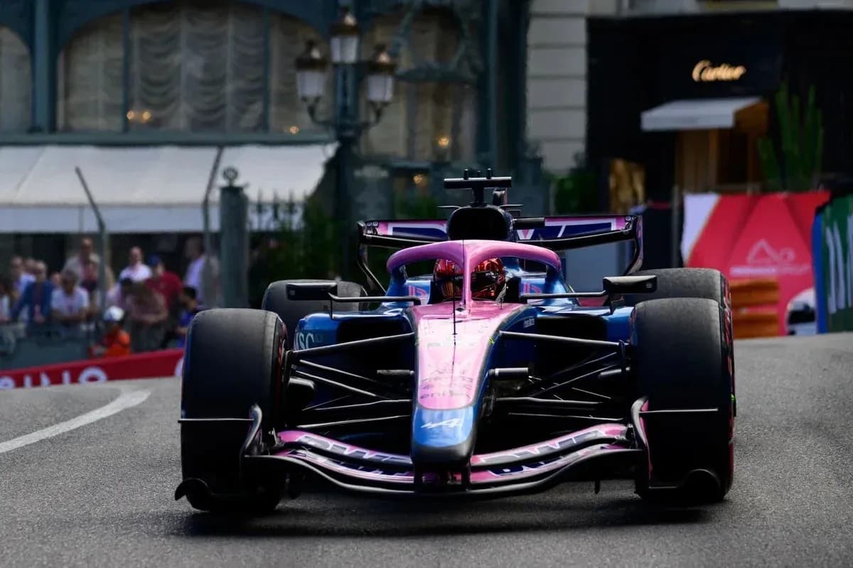 Coche de Fórmula 1 compitiendo en circuito urbano