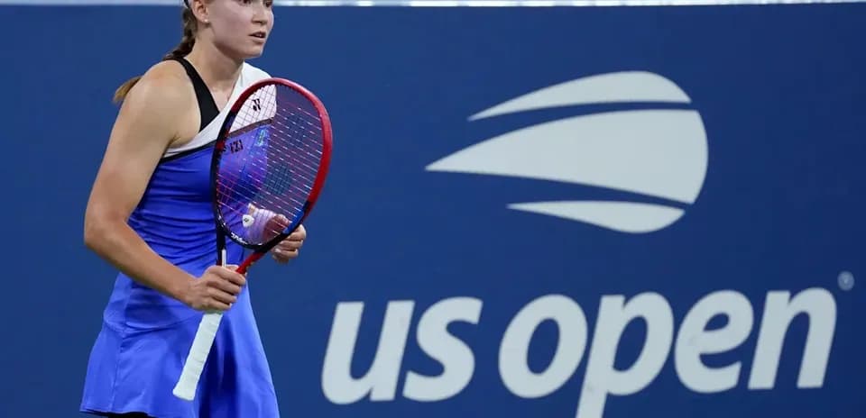 Jugadora de tenis con raqueta en el US Open