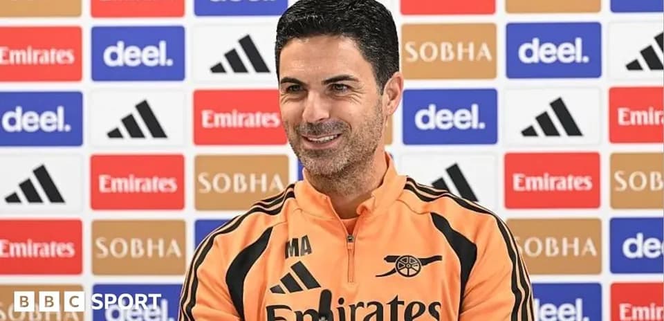 Entrenador en conferencia de prensa con fondo patrocinador