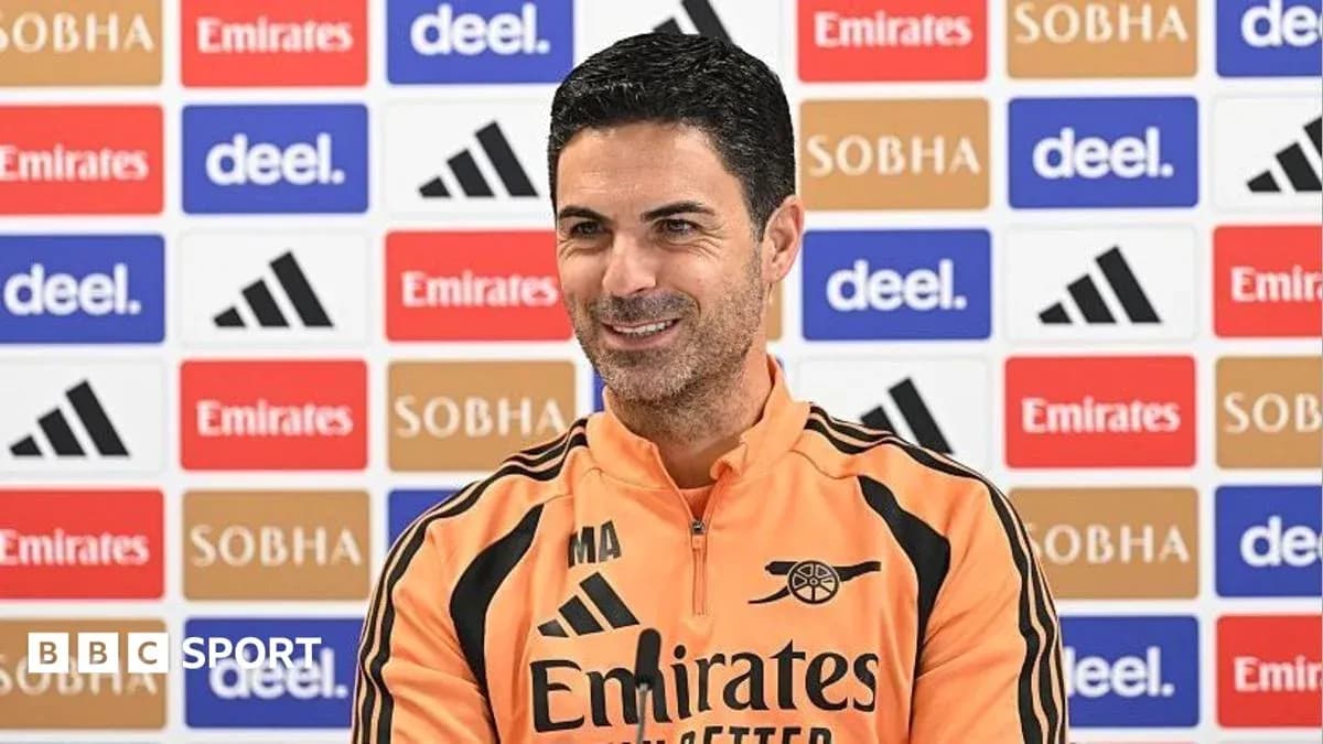 Entrenador en conferencia de prensa con fondo patrocinador