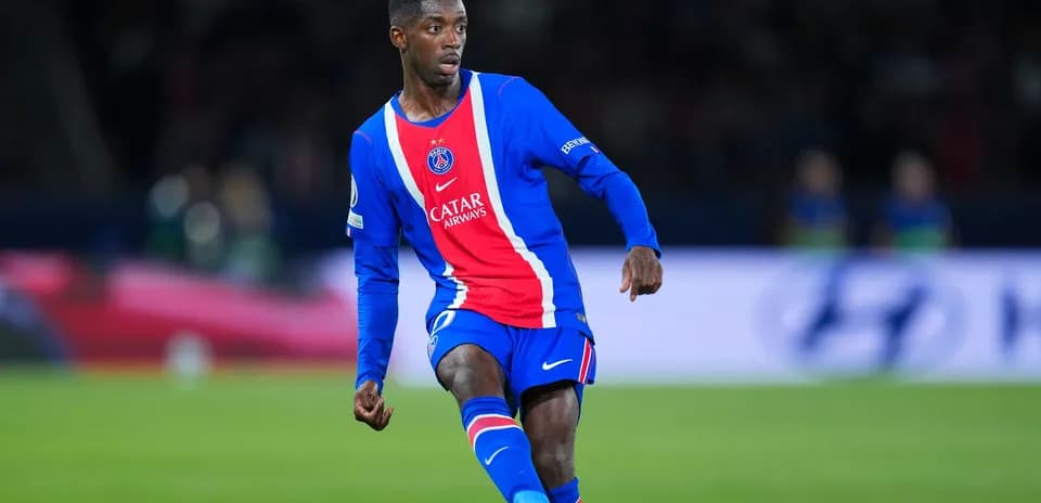 Jugador de PSG driblando en el campo de juego