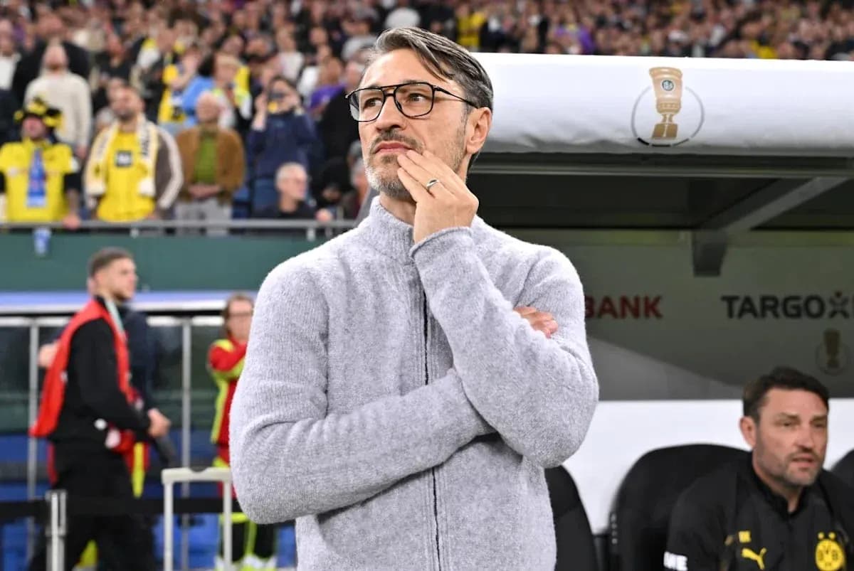Entrenador observando el partido desde la línea de banda