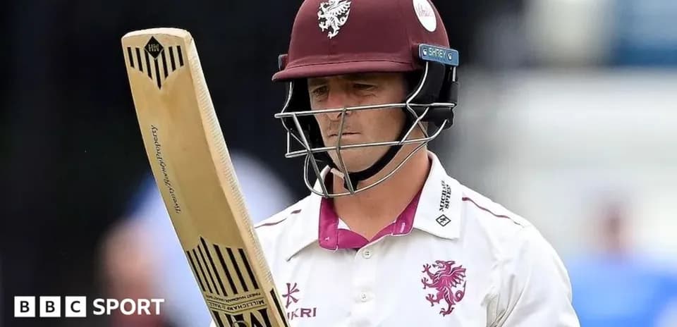 Jugador de cricket con bate mirando hacia abajo