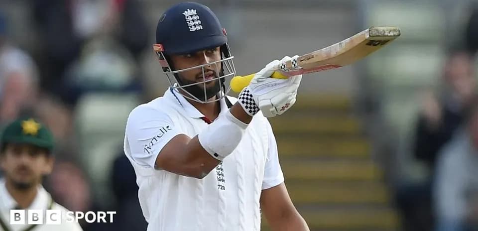 Jugador de cricket mostrando su bate en el campo