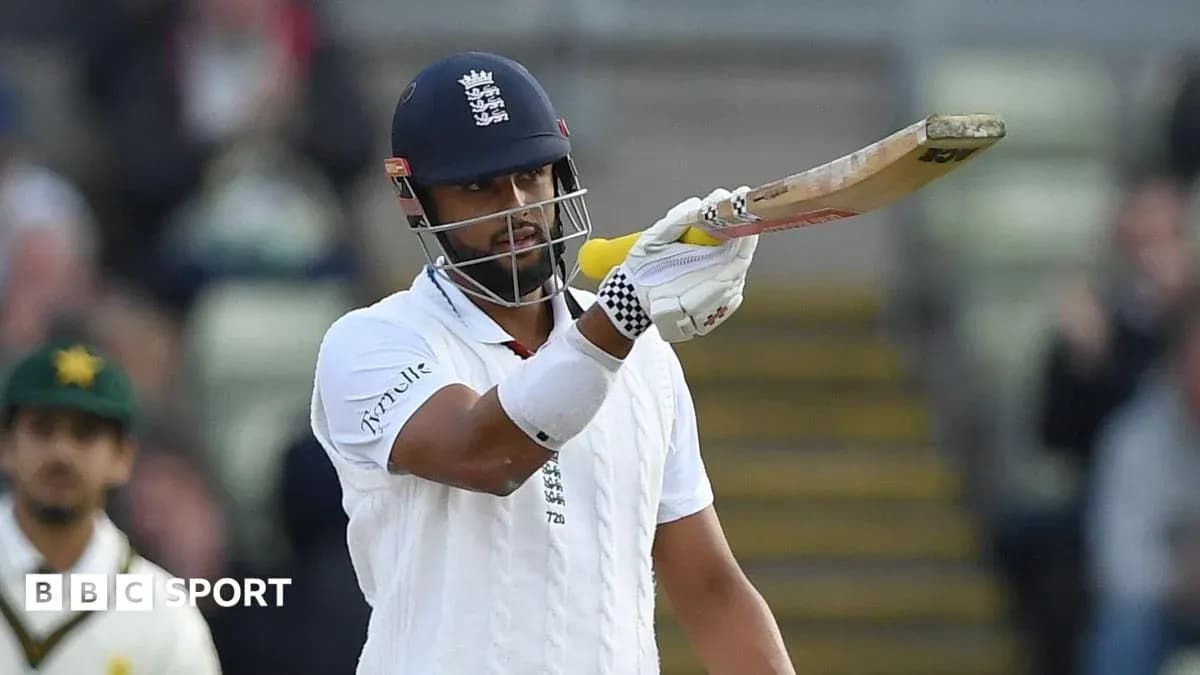 Jugador de cricket mostrando su bate en el campo