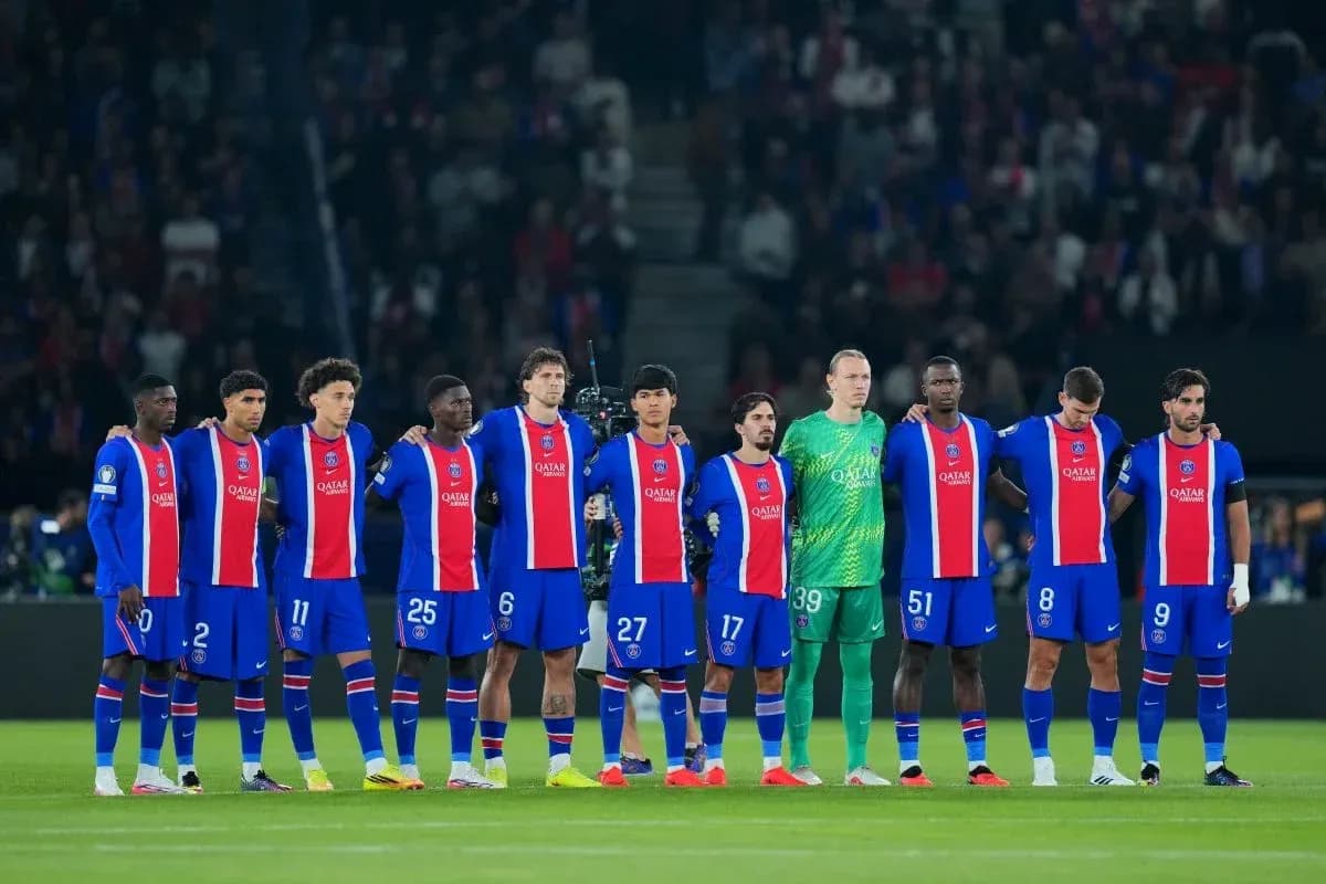 Jugadores de PSG alineados antes del partido