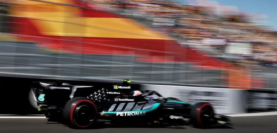 Coche de Fórmula 1 corriendo en circuito