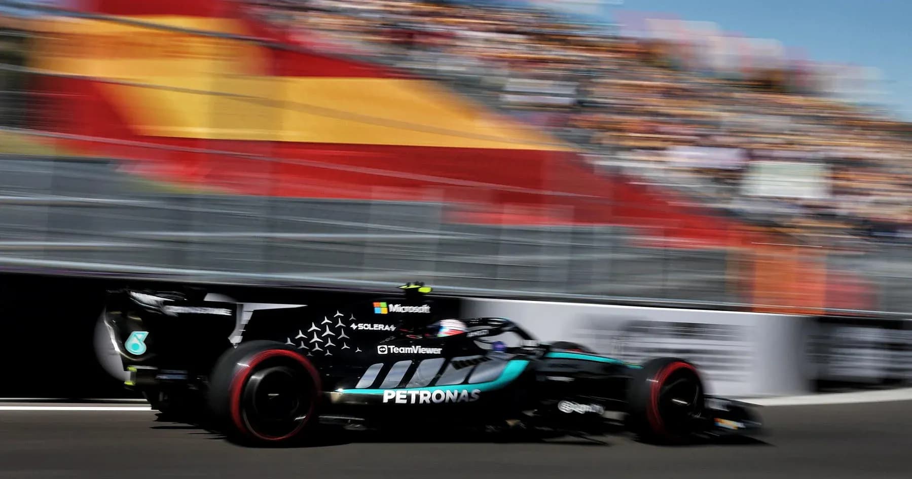 Coche de Fórmula 1 corriendo en circuito