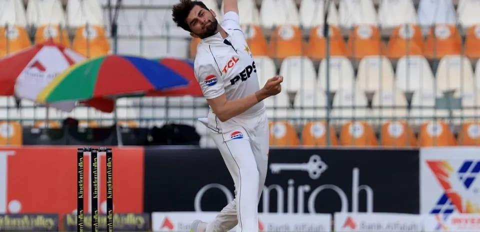 Jugador de cricket lanzando la bola en el partido