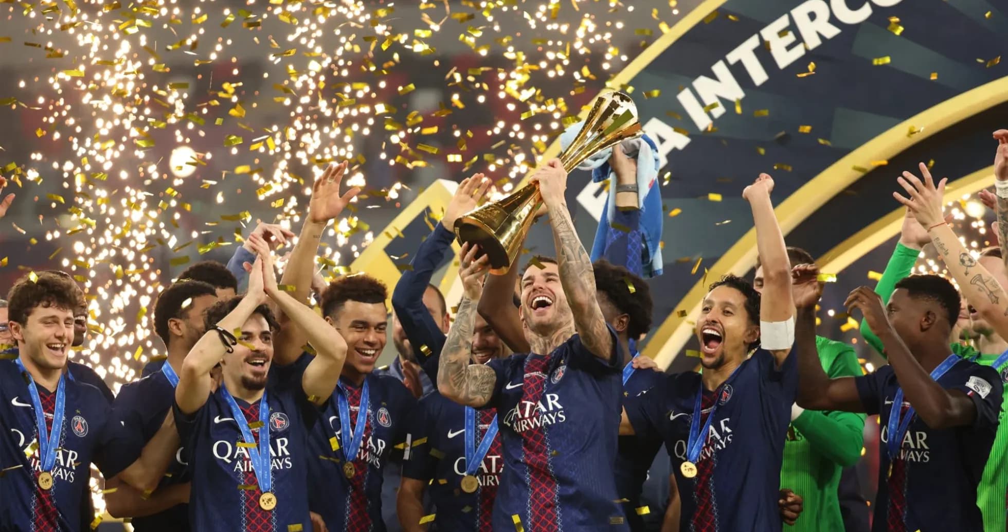 Jugadores del PSG celebrando con el trofeo en mano