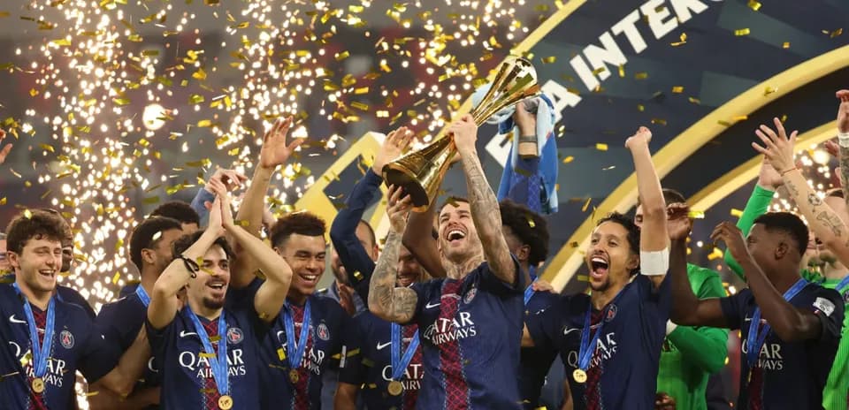 Jugadores del PSG celebrando con el trofeo en mano