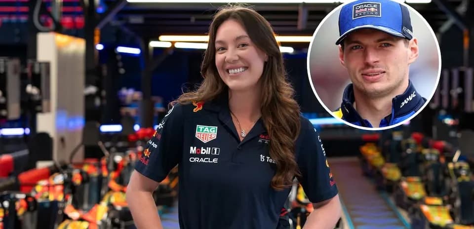 Mujer posando en el garaje de Red Bull Racing