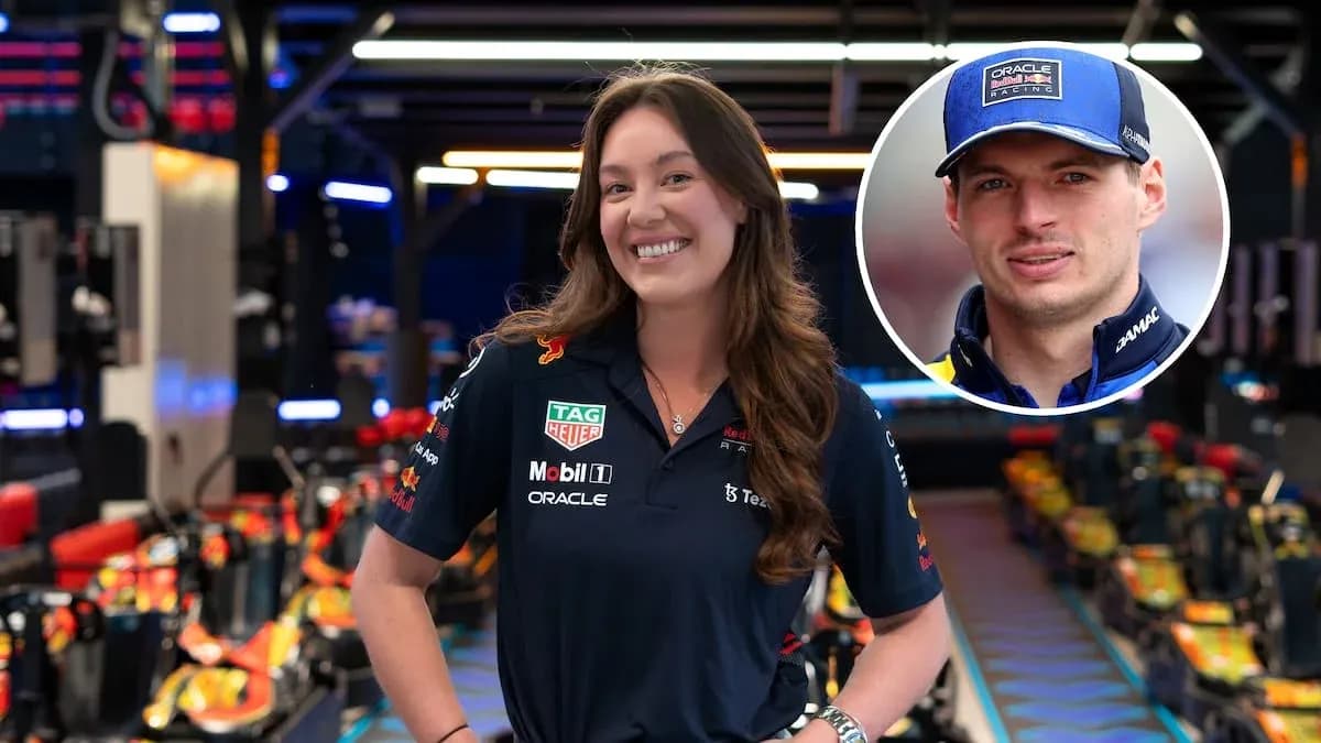 Mujer posando en el garaje de Red Bull Racing
