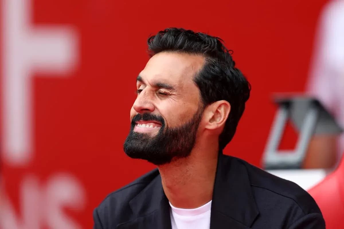 Hombre con barba sonriendo en un fondo rojo