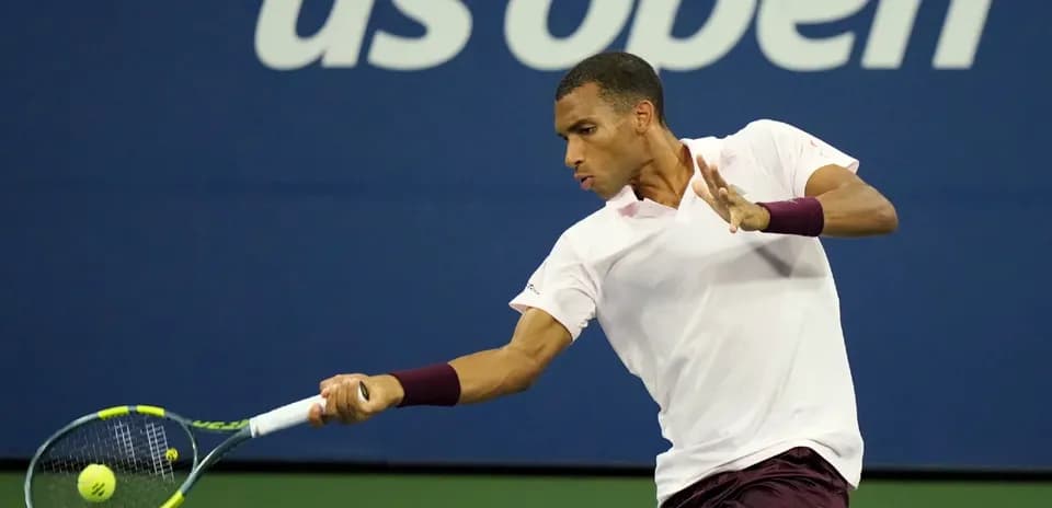 Jugador de tenis golpeando la pelota en el US Open